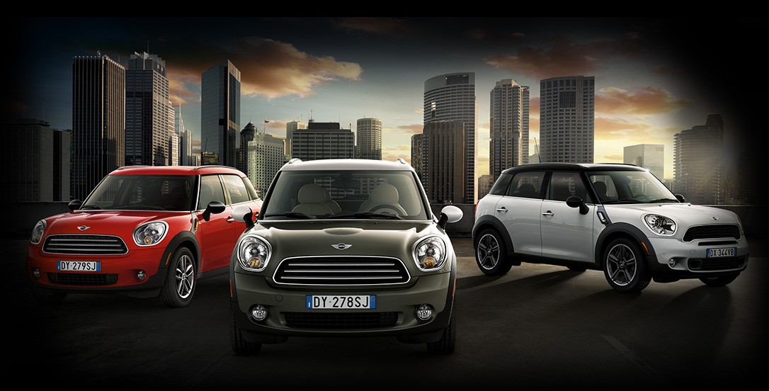 Trei automobile MINI într-un peisaj urban